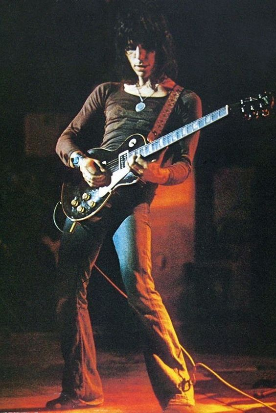 ReturnofR's tweet photo. Eric Clapton OR Jeff Beck? #EricClapton #JeffBeck #Yardbirds #Cream https://t.co/xG34UpWylf https://t.co/Vrszk8foKk