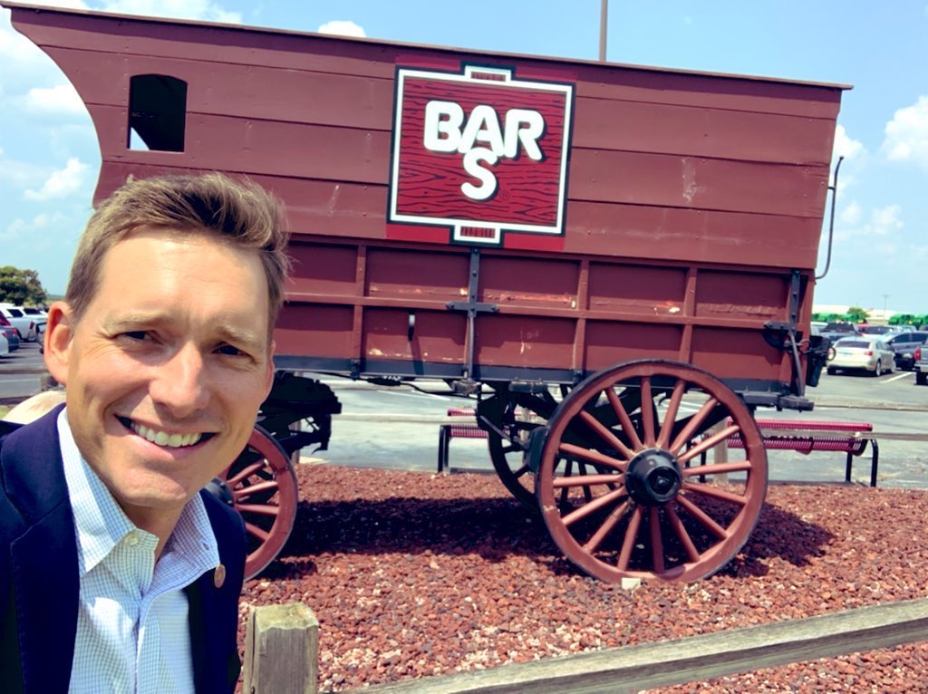 LtGovPinnell's tweet photo. Touring Bar-S Foods Co in Altus today during Governor Stitt’s Cabinet Tour. 4.8 million glorious hot dogs are made every day in this plant. @MIOCoalition https://t.co/S4u7aCDBLR