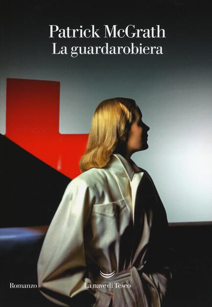 La lettura di Patrick McGrath a Urbino, tra il nuovo romanzo “La lampada del diavolo”, “La guardarobiera” e i fantasmi del presente e del passato.
«La guerra è complessa. La natura umana è complessa. È possibile tornare da una guerra senza aver subito danni di qualche tipo?»