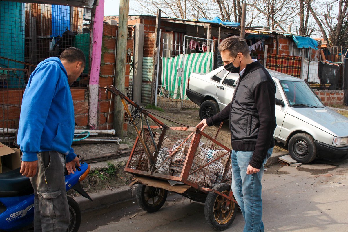 GVinuales's tweet photo. Pedro vive en San José Este con Yanina, su esposa, y tiene 8 hijos escolarizados porque su sueño es que ellos sigan estudiando. Si bien está orgulloso de ganarse el mango laburando como cartonero, desea otra vida para ellos. https://t.co/8BtTc2zKqR