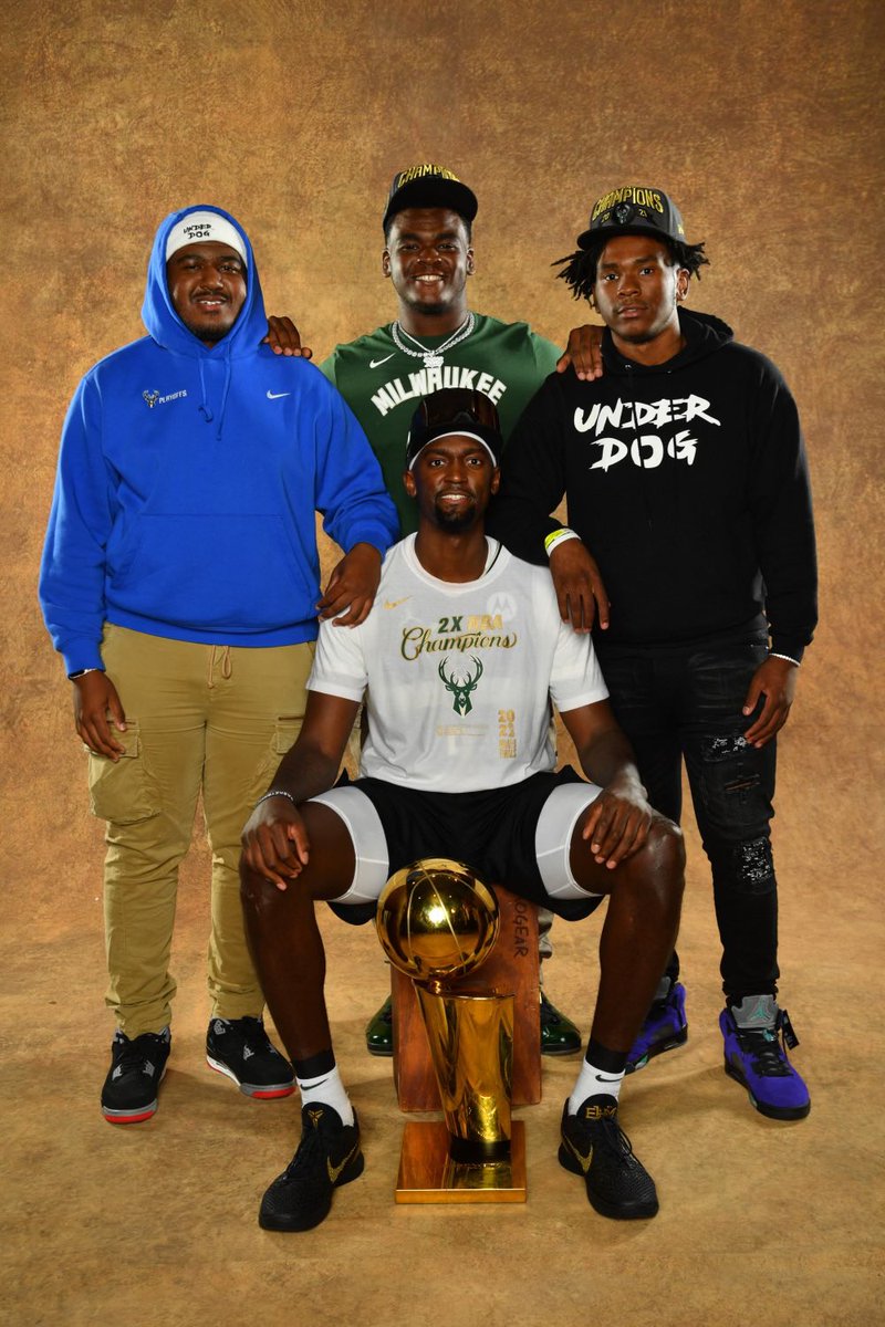JaredSummons's tweet photo. Lifetime memory 💚🏆 #BucksIn6 https://t.co/vOg6anhFkt