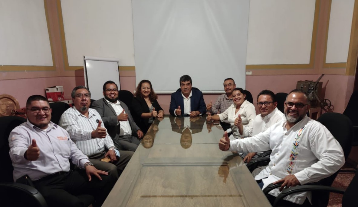 45SNTE's tweet photo. #TodosSomosUno 🙋‍♀️🙋
El profesor Guadalupe Castillo García, representante del CEN del SNTE en la Sección 45 sostiene reunión de trabajo con los Secretarios de Organización, Enlaces de Región e integrante del Comité Ejecutivo Seccional. https://t.co/YpDyabIheJ