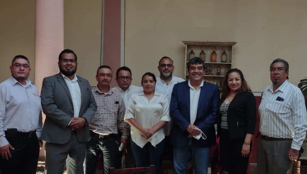 45SNTE's tweet photo. #TodosSomosUno 🙋‍♀️🙋
El profesor Guadalupe Castillo García, representante del CEN del SNTE en la Sección 45 sostiene reunión de trabajo con los Secretarios de Organización, Enlaces de Región e integrante del Comité Ejecutivo Seccional. https://t.co/YpDyabIheJ