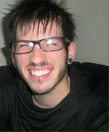 RockssMySockss's tweet photo. If you love emo Josh Dun please reply/quote tweet with #MTVHottest twenty one pilots https://t.co/WniBE680Dq