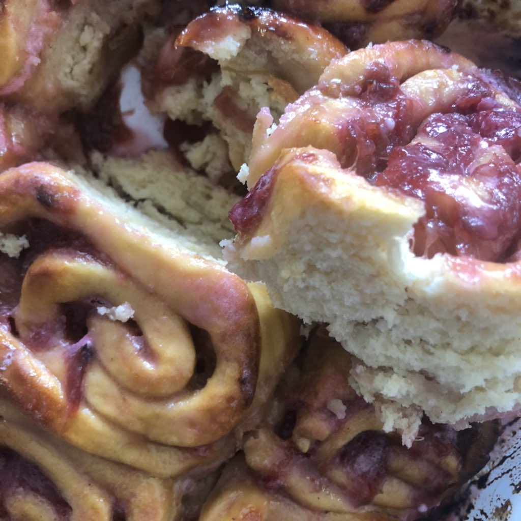 s_rhubarb's tweet photo. Rhubarb and rose buns in the sun💕

Sticky, messy and pink; us and the buns💕

Partial to a bit of baking, you’d never have guessed💕

In particular at the time of year, we love to combine #rhubarb with floral flavours from our garden💕

#rhuvolution 
#pinkvegetables https://t.co/ego9oxo2w0