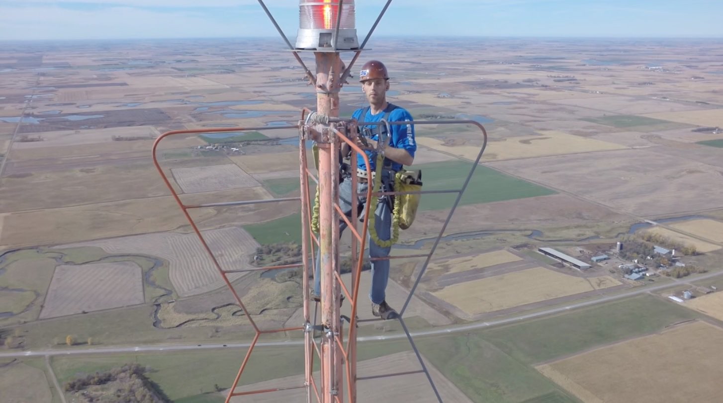 mark-tomasovic-on-twitter-every-six-months-this-man-in-south-dakota-climbs-this-communication-tower-to-change-the-light-bulb-he-s-paid-20-000-per-climb-https-t-co-bzfrkeqxx7-twitter