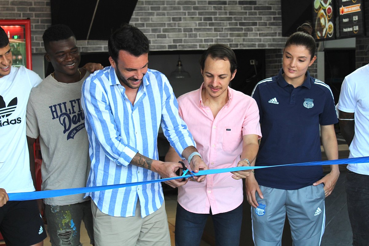 CSEmelec's tweet photo. 📃 “La Parrilla” se suma al paseo comercial del Estadio Banco del Pacífico.

Leer nota completa: ➡ https://t.co/zlTyU86Zfe

#Juntos9traVe2 #VamosEmelec ⚡ https://t.co/0WfU6ncbGv