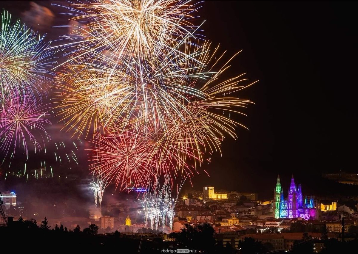 #Burgosenelmundo #BurgosParaiso #BurgosDestinodeEnsueño
Estamos en “los días después de…” recordando las imágenes que nos dejó el cumpleaños de la Catedral de #Burgos 
por <a href="/rodrigomenaruiz/">Rodrigo Mena Ruiz 📷</a>
