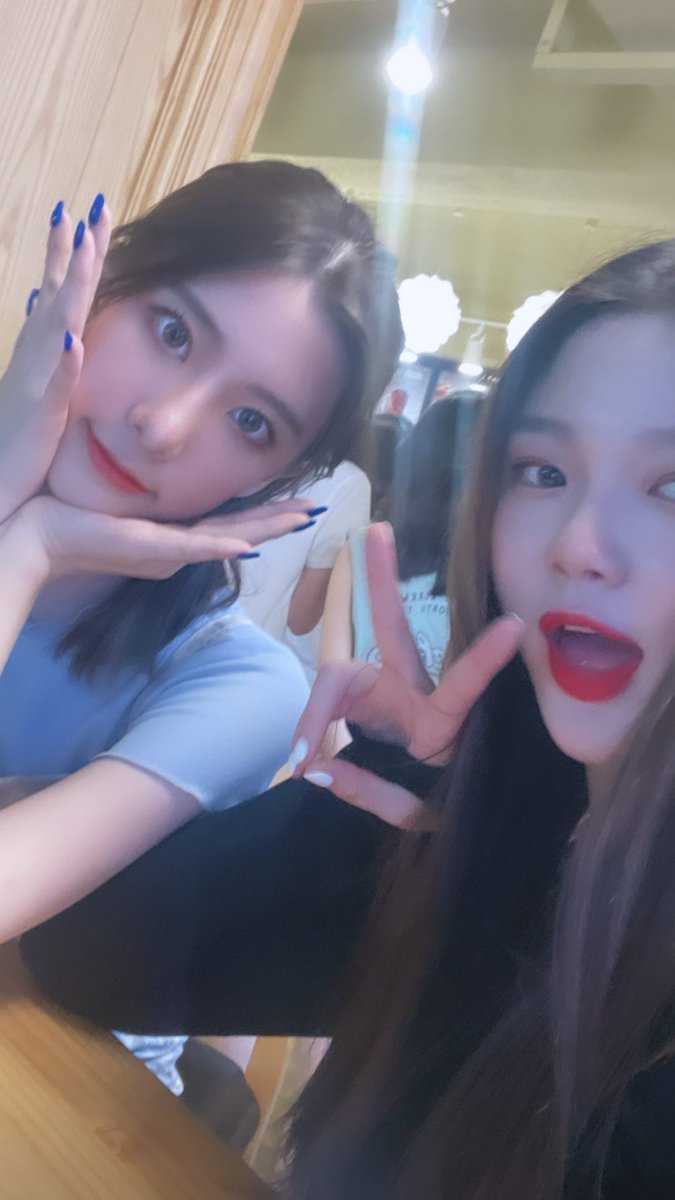 📝i'm not sure but this girl kinda looks like isol (?) help i think i'm going crazy i can't stand this lusty drought anymore i've been ULTING them for the past 2two years i actually tweeting this from a psych ward
#러스티