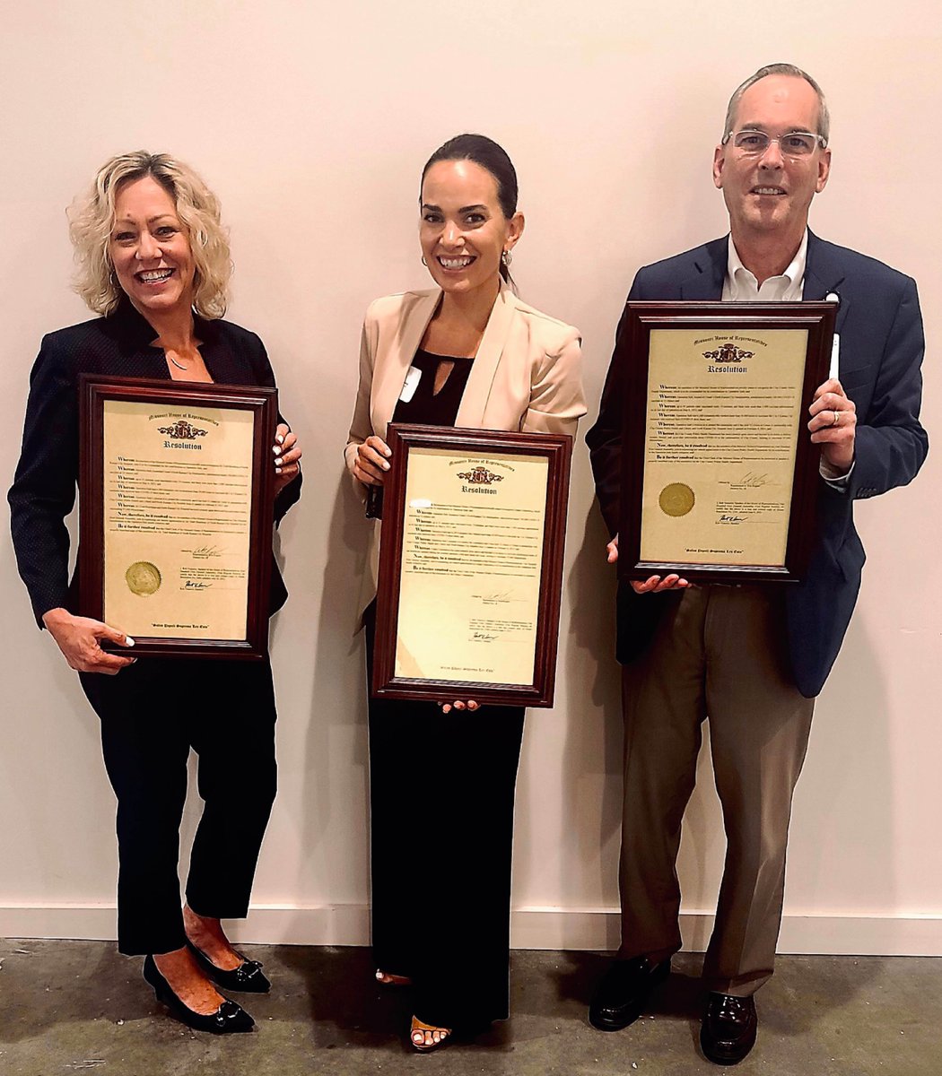 OracleHealth's tweet photo. Today, Cerner received an award from the Missouri House of Representatives commending our mass vaccination efforts during Operation Safe.
Pictured here, @CernerFdn Executive Director @AdamicShanna accepts the award alongside representatives from @claycountymo and @NKCHospital. https://t.co/3DS0s9eIP4