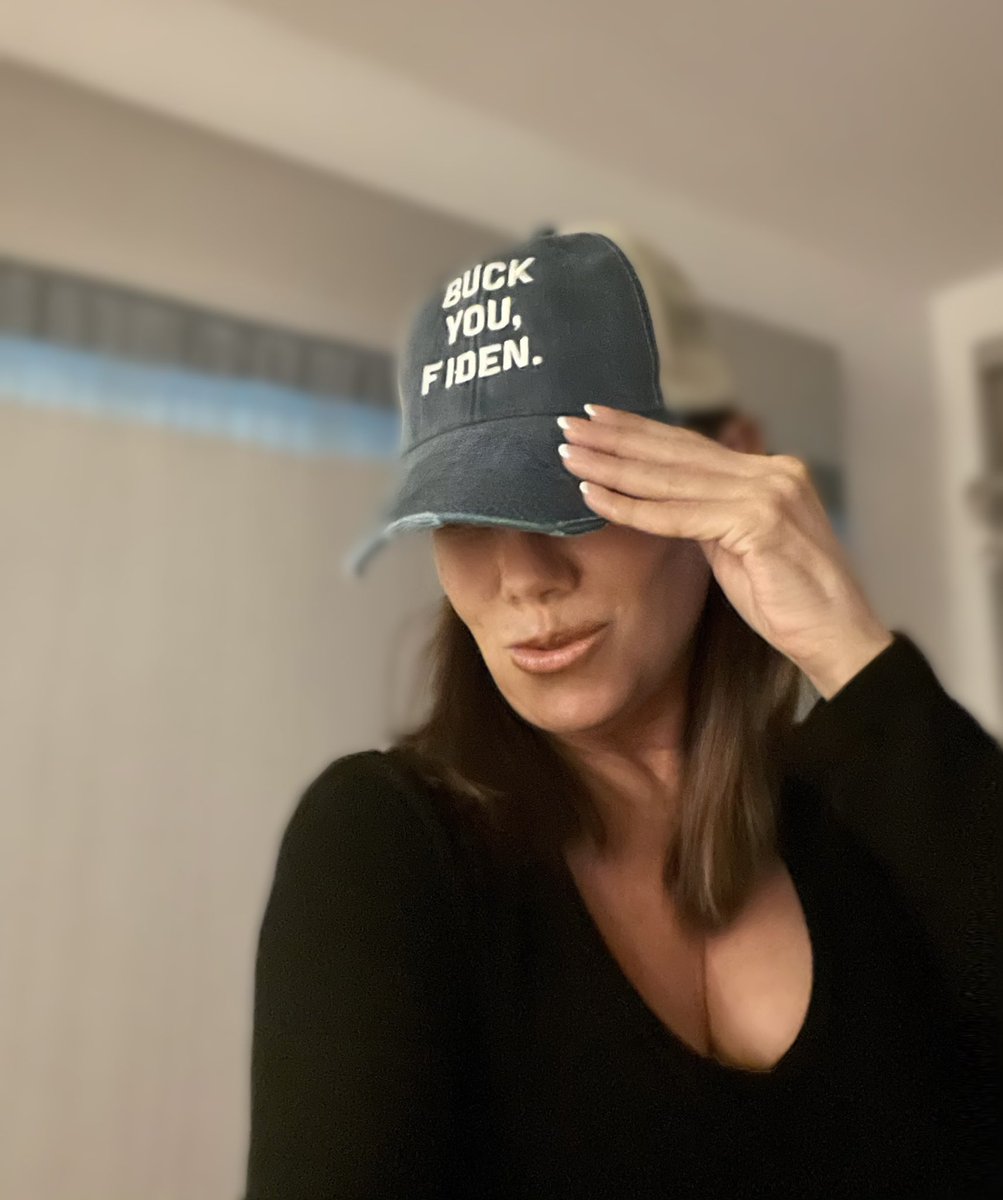 LottieV_'s tweet photo. How about my new hat???😉

#Patriot #over50andfabulous #Over50 #nontoxicskincare #nontoxicbeauty https://t.co/qbH2xjAMl5