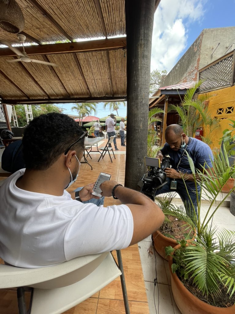 rcavada's tweet image. Equipo de @Telenoticiasrd agredido por turba de ciudadanos en Cabo Haitiano. Tuvimos que refugiarnos en la cocina de un restaurante. Entre piedras. Tiros. Gomas quemadas. Reacción de la policía. Todos bien. En lugar seguro. @julmontilla @goidy_reyes #jairopeña #felixespinosa
