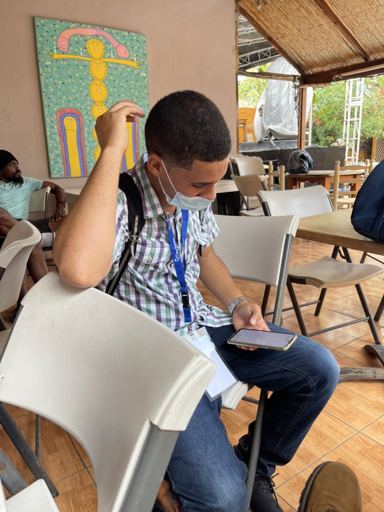 rcavada's tweet image. Equipo de @Telenoticiasrd agredido por turba de ciudadanos en Cabo Haitiano. Tuvimos que refugiarnos en la cocina de un restaurante. Entre piedras. Tiros. Gomas quemadas. Reacción de la policía. Todos bien. En lugar seguro. @julmontilla @goidy_reyes #jairopeña #felixespinosa