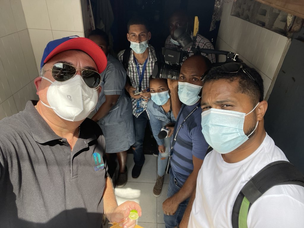 rcavada's tweet image. Equipo de @Telenoticiasrd agredido por turba de ciudadanos en Cabo Haitiano. Tuvimos que refugiarnos en la cocina de un restaurante. Entre piedras. Tiros. Gomas quemadas. Reacción de la policía. Todos bien. En lugar seguro. @julmontilla @goidy_reyes #jairopeña #felixespinosa