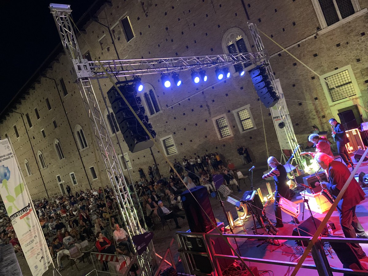 <a href="/extraliscio/">Extraliscio</a> sul palco di Piazza Rinascimento a Urbino per portare il #PunkDaBalera in città! 

#milanesiana21