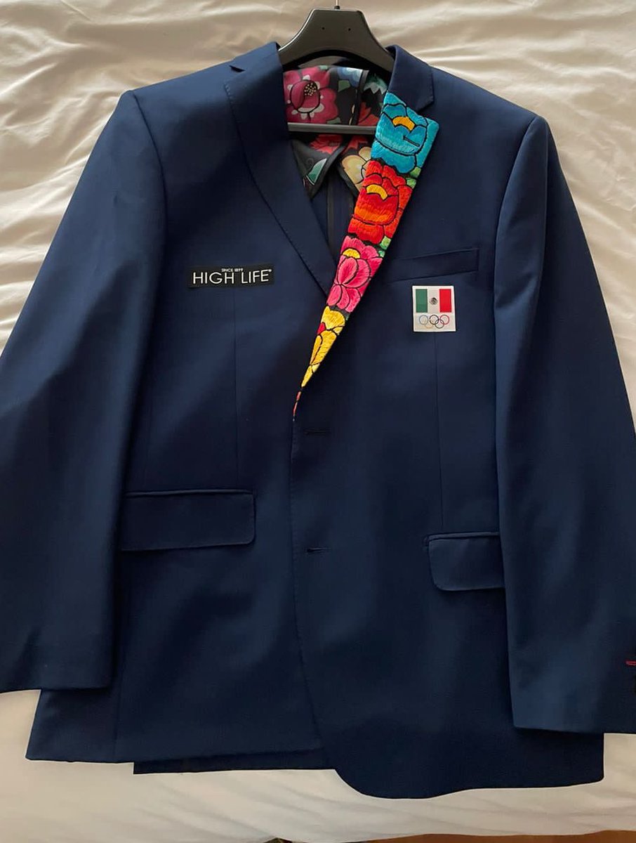 albertolati's tweet photo. Amanece viernes, día de inauguración, en Tokio. Este traje será portado por la delegación mexicana en la apertura, obra de más de 200 manos en Oaxaca y de @highlifemx Producto artesanal, cada solapa que porten nuestros atletas es única e irrepetible. Ojalá que traiga gran suerte. https://t.co/PQe1Y1rere