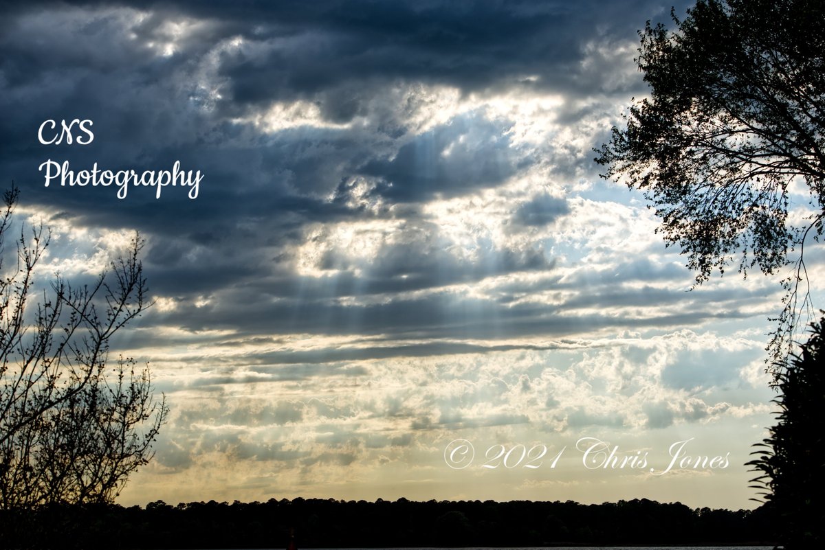 CnsPublishers's tweet photo. @BadAstronomer Us too, Phil! #shadowclouds #cloudsthrowingshade #Virginia https://t.co/P5h4naUnrv