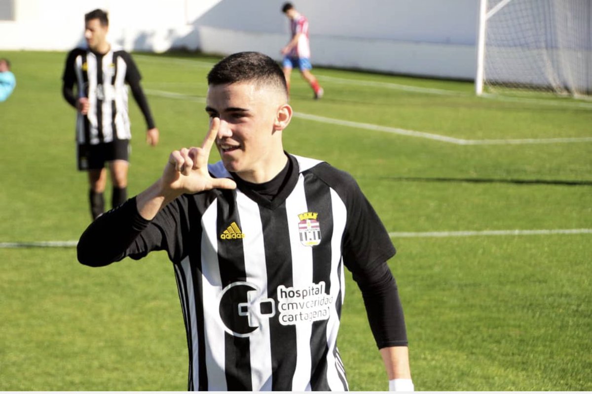 MulenoClubF's tweet photo. PREFERENTE⚪️🔴                                          Incorporación del joven lateral con mucho desparpajo,un lateral con mucho fondo que seguro que hará vibrar el Curtis con sus asistencias y su velocidad procedente del @ArchenaSportFC bienvenido @JesusPalazon15 al #muleño https://t.co/YfYsNvQOik