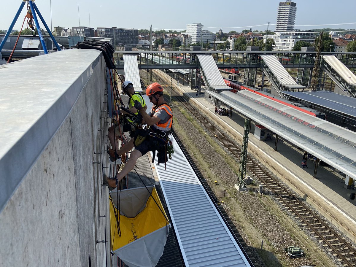 Demontagearbeiten am #bahnhof durch unsere hoch qualifizierte #industriekletterer team. Sicher und effizientes #höhenarbeiten dort wo den Einsatz von #hebebühne oder #gerüst nicht möglich ist.