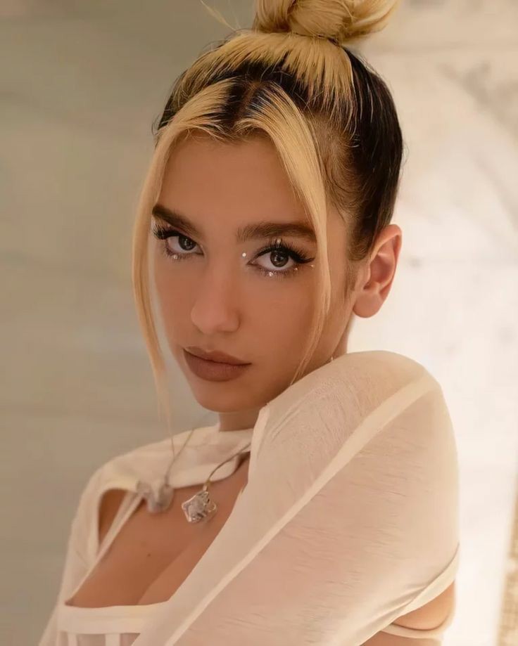 hiloscita's tweet photo. dua lipa o zendaya https://t.co/z9w7MOT27j