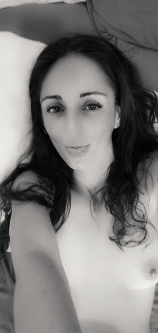 Je suis co ce soir , j'ai le corps qui a besoin de se d&eacute;tendre je suis dilat&eacute; et bouillante @merryl_queen<a href="/tag/sexturylive"class="tags"><span>#sexturylive</span></a><a href="/tag/sexturyproduction"class="tags"><span>#sexturyproduction</span></a>