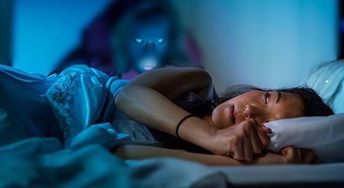 iaamlae's tweet photo. Voilà à peu près à quoi ressemble une paralysie du sommeil bien sûr c’est bcp + terrifiant : https://t.co/d9zatLZRIU