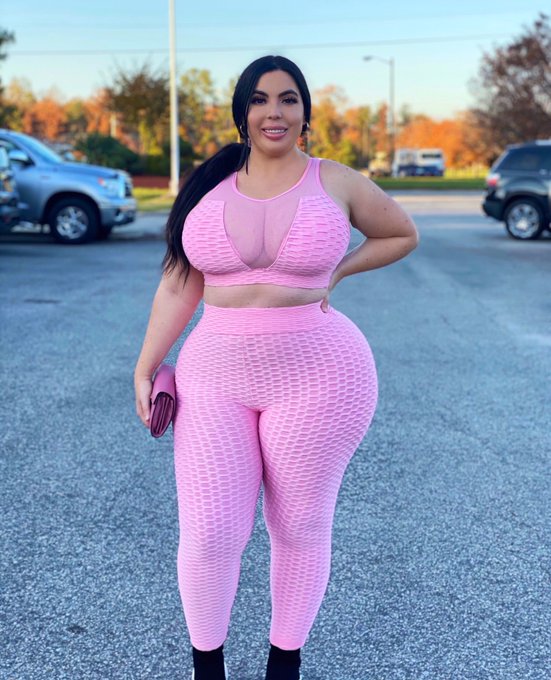 What do you like best on a woman ? https://t.co/UENHP32pae