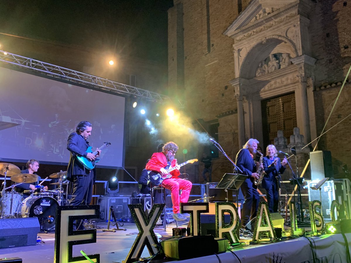 Bianca Luce Nera, È bello perdersi (in inglese, omaggio a @frauvolckmer in platea), Rosamunda, Ciao mare… <a href="/extraliscio/">Extraliscio</a> infiammano Urbino questa sera!

#milanesiana21