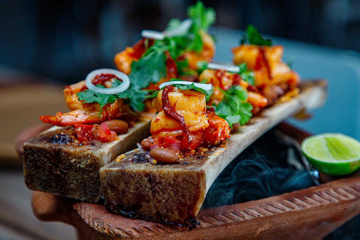 PuntaCorcho's tweet image. Definitivamente los tienes que probar en tu próxima visita. ⚓
· Tuétanos a las brasas con camarones al ajillo, ensalada de frijoles y tortillas de harina. 
#PuntaCorcho #PuertoMorelos