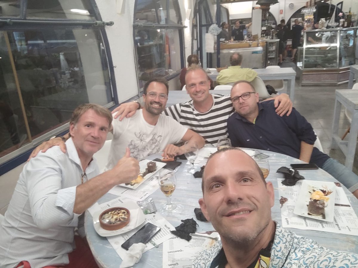 4578101502d243b's tweet photo. Gran sopar amb antics companys de Hoquei. #bonscompanysiamics
@RamonBenitoMart #miguelsanchez #Danigarcia #Liante https://t.co/JkEe7ApqZF
