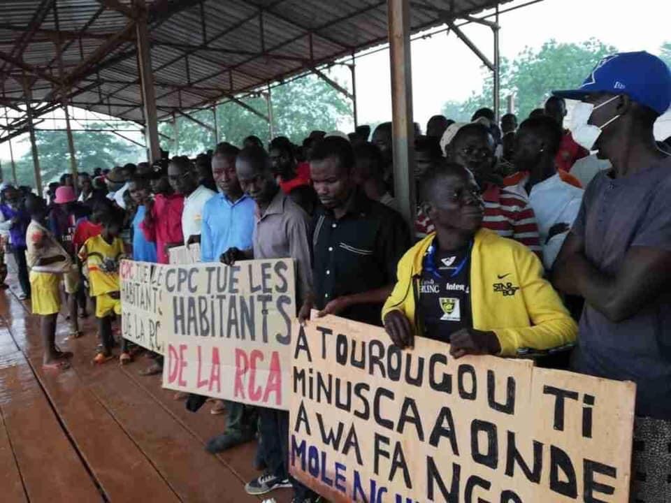 unconstatamer's tweet photo. @UN_CAR @UNPOL_RCA Des rassemblements contre la MINUSCA et l'embargo

Aujourd'hui le 22 juillet à Bangui de grands rassemblements ont eu lieu dont les participants se sont rassemblés pour protester contre la présence de la mission onusienne et l'embargo sur les armes en RCA. https://t.co/TQM0Zdu07L