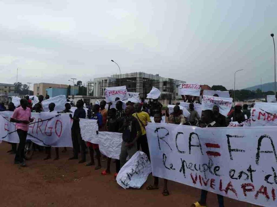 unconstatamer's tweet photo. @UN_CAR @UNPOL_RCA Des rassemblements contre la MINUSCA et l'embargo

Aujourd'hui le 22 juillet à Bangui de grands rassemblements ont eu lieu dont les participants se sont rassemblés pour protester contre la présence de la mission onusienne et l'embargo sur les armes en RCA. https://t.co/TQM0Zdu07L