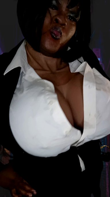 1 pic. #ebonysissy #crossdressermodel #bigtits #hugejugs #BBWTRANNY #trannyfantasy https://t.co/Op9t