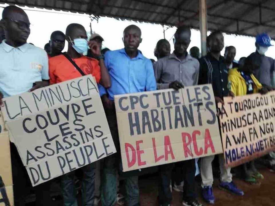 unconstatamer's tweet photo. Des rassemblements contre la #MINUSCA et l'#embargo 

Aujourd'hui le 22 juillet à Bangui de grands rassemblements ont eu lieu dont les participants se sont rassemblés pour protester contre la présence de la mission onusienne et l'embargo
@UN_CAR @ndiayemankeur https://t.co/D3zfkSRVxw