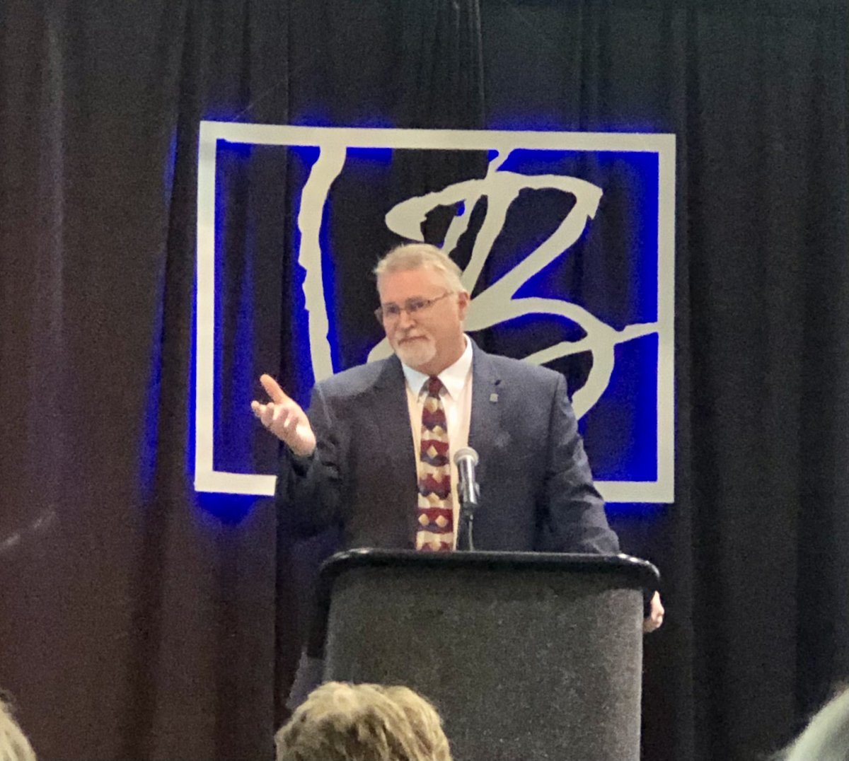 ATUOzark's tweet image. Chancellor Bruce Sikes addressing the crowd at the Van Buren Chamber of Commerce’s Annual Meeting and Business Expo. #atuozark #techusout #EducationThatWorks