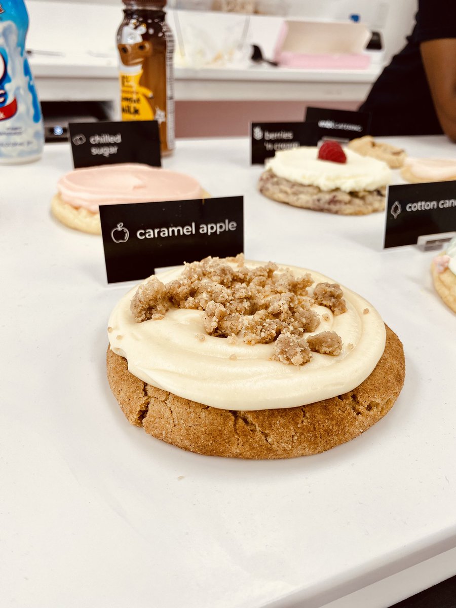 livewestedge's tweet photo. 🍪FREE FOOD FRIDAY TOMORROW 12p❗️🍪
•
Join us in the lobby tomorrow at noon for FREE Crumbl cookies!🎊
•
9 days until move out! Don’t miss out!😁 https://t.co/sjzZlczy1F