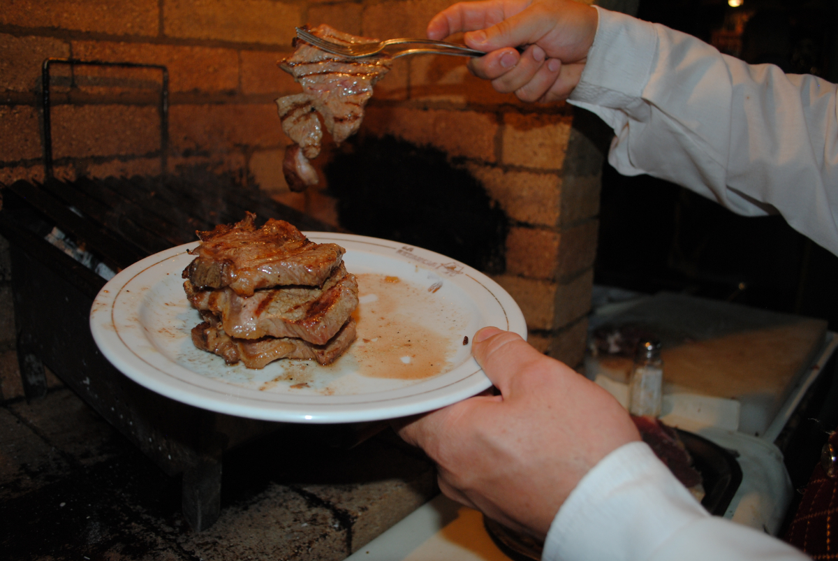 Rest_LaEstancia's tweet photo. A la hora de disfrutar de un exquisito corte de carne, no existe momento indicado, este delicioso plato será servido según el término de elección, y volverá perfecto cualquiera de tus momentos con tus seres queridos.
#LaEstancia #carne #meat #food #cortedecarne https://t.co/sfMAZLdLvU