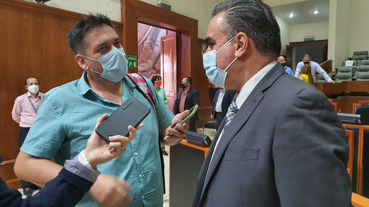 DipPANJalisco's tweet photo. el diputado Pte de la Fracción del #PAN @jorgeglez2018 platica con #Mural #RadioHeraldo y #NTR sobre su iniciativa para hacer obligatorias las comparecencias de funcionarios. 
#MejoremosJalisco https://t.co/ZxPPiGPHGf