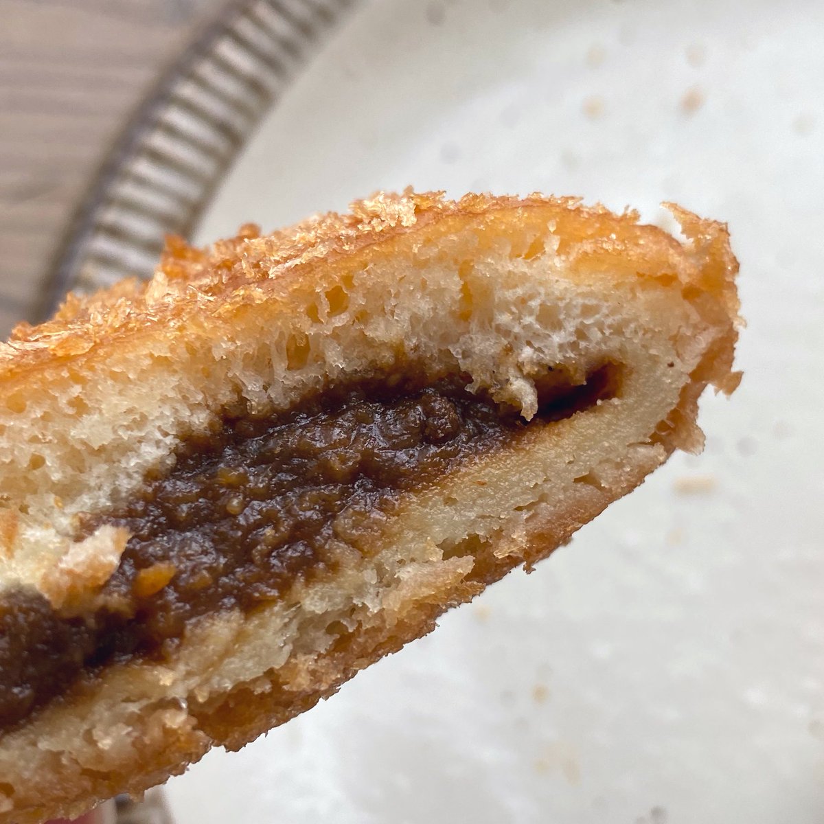 みず インスタ毎日更新中 𐌔𐌔 メロンパンといい勝負なのが カレーパン ファミマ新発売のココイチ の大きなチーズカレーパンは 通常のカレーパンより一回り大きめ 中に とろーっとしたチーズソースが入ってて 150円でお腹いっぱいになれるよ 個人