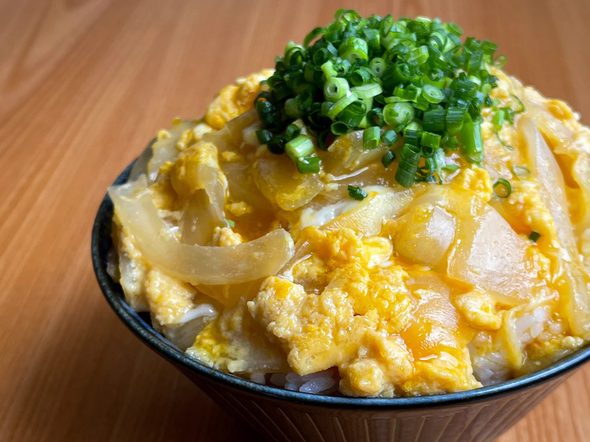 シンプルながら美味しい！？「ふわとろ卵丼」の作り方！
