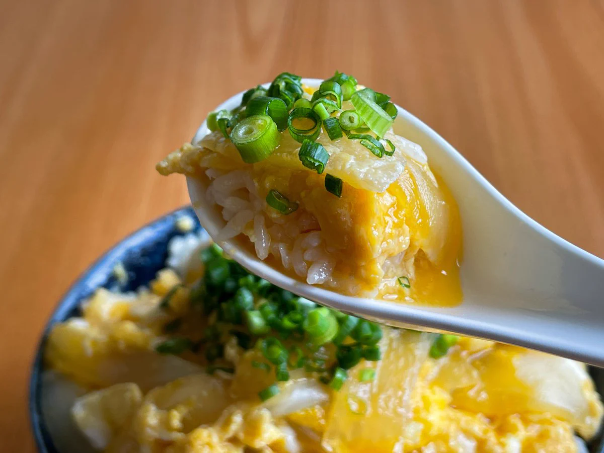 シンプルながら美味しい！？「ふわとろ卵丼」の作り方！