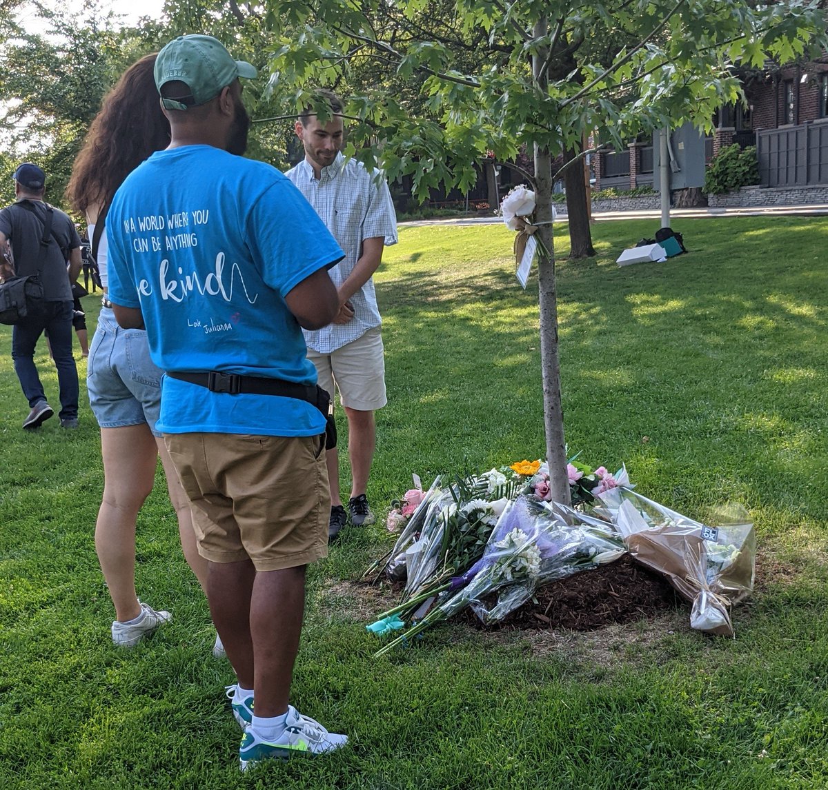 JoannaLavoie's tweet photo. #NeverForgotten: A beautiful memorial this evening in #RiverdaleTO to remember Reese Fallon and Julianna Kozis, who lost their lives in the #DanforthShooting 3 years ago.
#danforthstrong #alwaysinourheart #greektownTO #Toronto #eastTO https://t.co/WqjAOTZ9OS