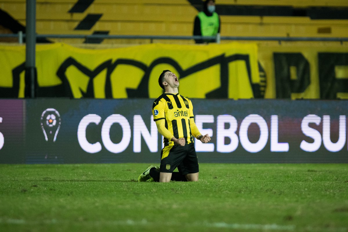 Sudamericana's tweet photo. 📸🟡⚫️¡Los festejos de @OficialCAP!

🏆Eliminó a #Nacional y jugará los cuartos de final de la CONMEBOL #Sudamericana. https://t.co/QkybZEe5lS