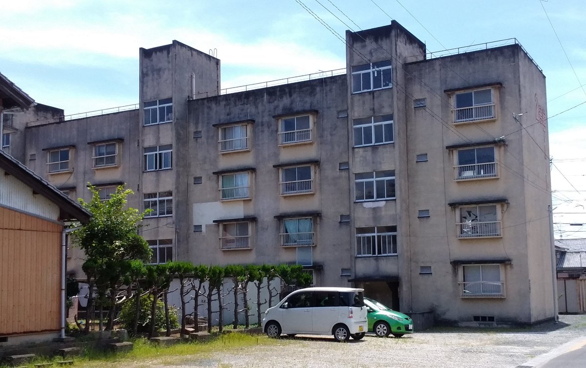 danchimodels's tweet photo. 津新町アパート。
公営住宅標準設計51Cに準じた住棟が残る。
#団地めぐり 
#51C https://t.co/Ie8NkbAvDS