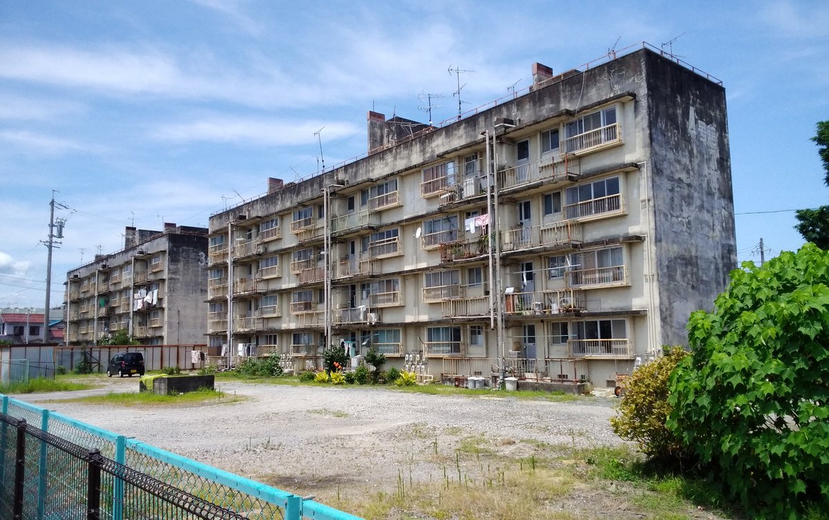danchimodels's tweet photo. 津新町アパート。
公営住宅標準設計51Cに準じた住棟が残る。
#団地めぐり 
#51C https://t.co/Ie8NkbAvDS