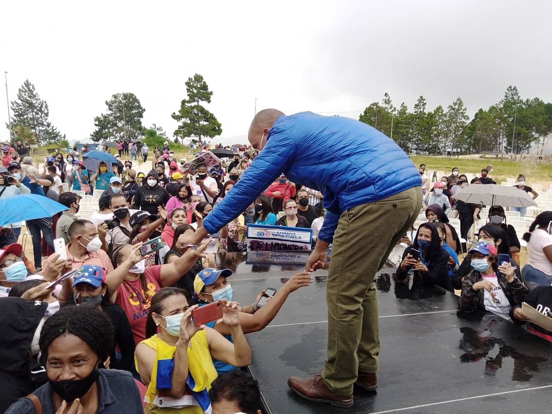 ELPSUVBARUTA's tweet photo. #EnFoto 📸 #Enterate El Precandidato  a la gobernación del Estado Miranda, Héctor Rodríguez, sostuvo un encuentro con las estructuras políticas del municipio Baruta, en el urbanismo La Limonera.

#ElFuturoEsAhora 
#JuntosSomosMás
#Venezuela 

Vamos contigo @hectorrodriguezcastro https://t.co/5M167JaxPe