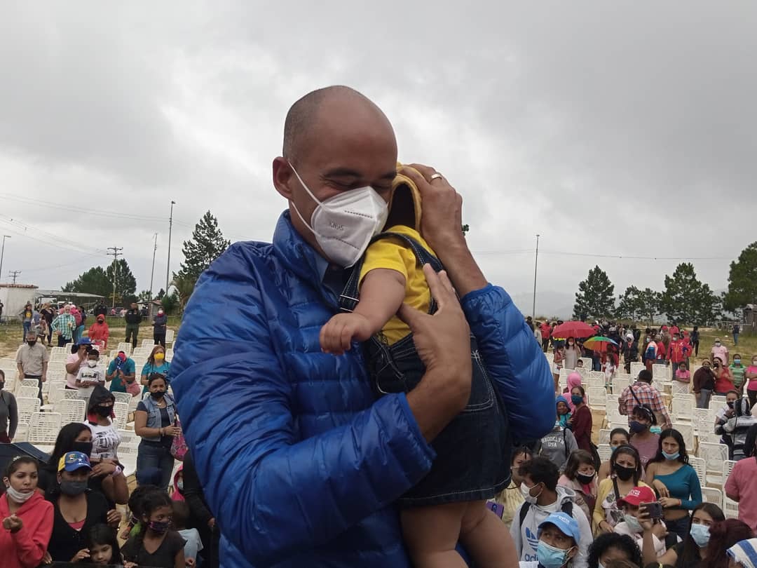 #EnFoto 📸 #Enterate El Precandidato  a la gobernación del Estado Miranda, Héctor Rodríguez, sostuvo un encuentro con las estructuras políticas del municipio Baruta, en el urbanismo La Limonera.

#ElFuturoEsAhora 
#JuntosSomosMás
#Venezuela 

Vamos contigo @hectorrodriguezcastro