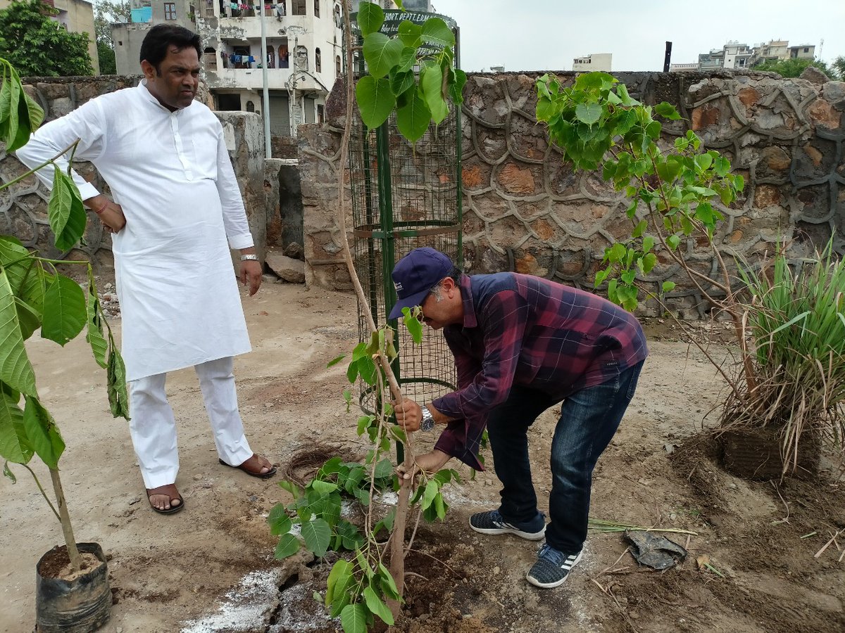 PeepalBaba's tweet photo. Yesterday EDMC dept &amp; few societies of Ghazipur planted tree sapling , with the name mentioned on Tree Guard.

Vinit ji is key player in our team to execute community involvement activities on ground.
#hariyalikranti
#givemetreestrust
#hariyalihome https://t.co/rPThLwWKMQ
