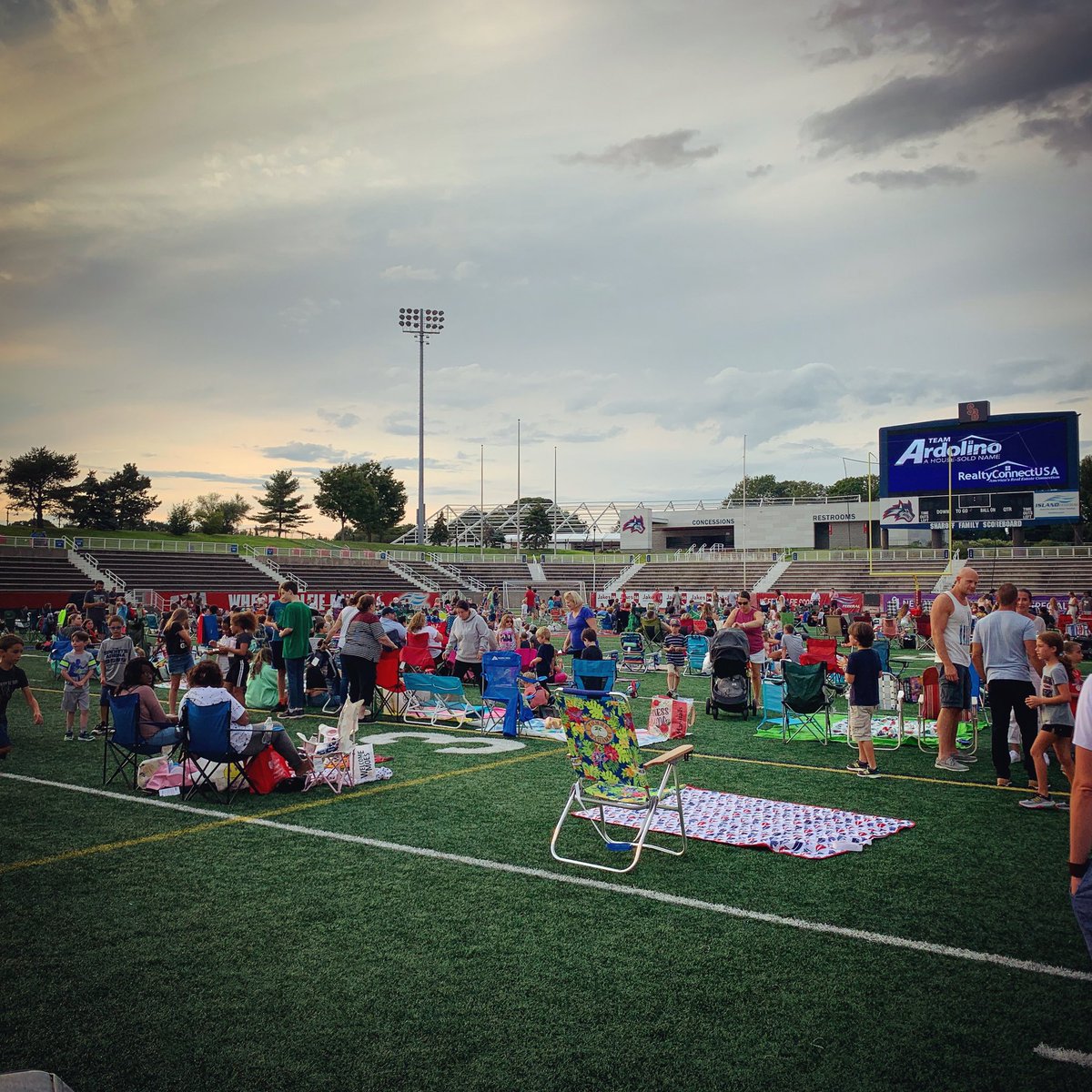 WolfieSeawolf's tweet photo. 2021 @sbathletics Summer Movie Night at Kenneth P. LaValle Stadium 🍿📽 Presented by @TeamArdolino! https://t.co/6rHQH4vZ7x