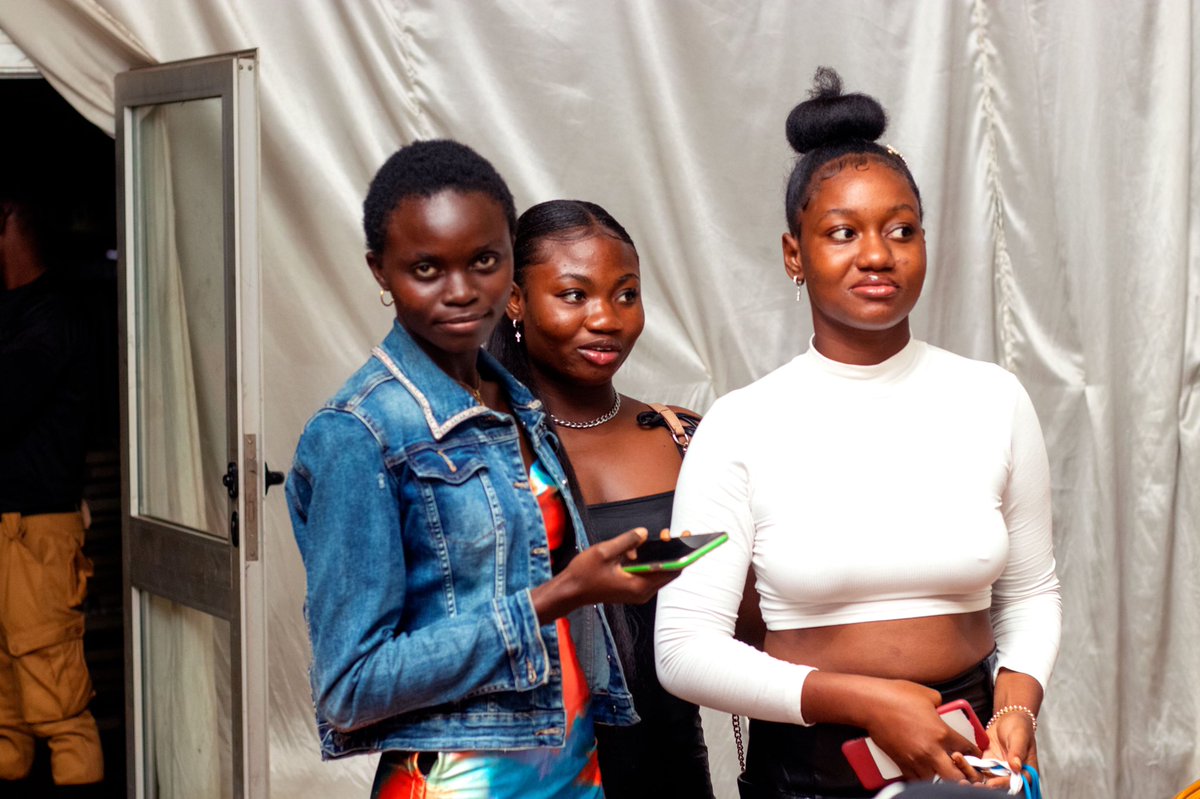 preachmancocept's tweet photo. Some time ago I was shooting in a Fashion event/show, doing my normal thing,snapping the runway models.
I decided to also get pictures of the audience
When I took my camera to photograph these ladies,the look/reaction of this particular dark skin lady caught my attention. https://t.co/zUg30USTVM